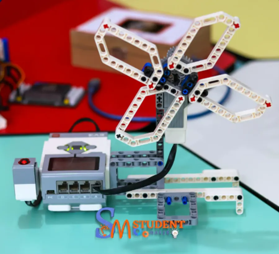 Estudantes montando projeto maker com kit individual