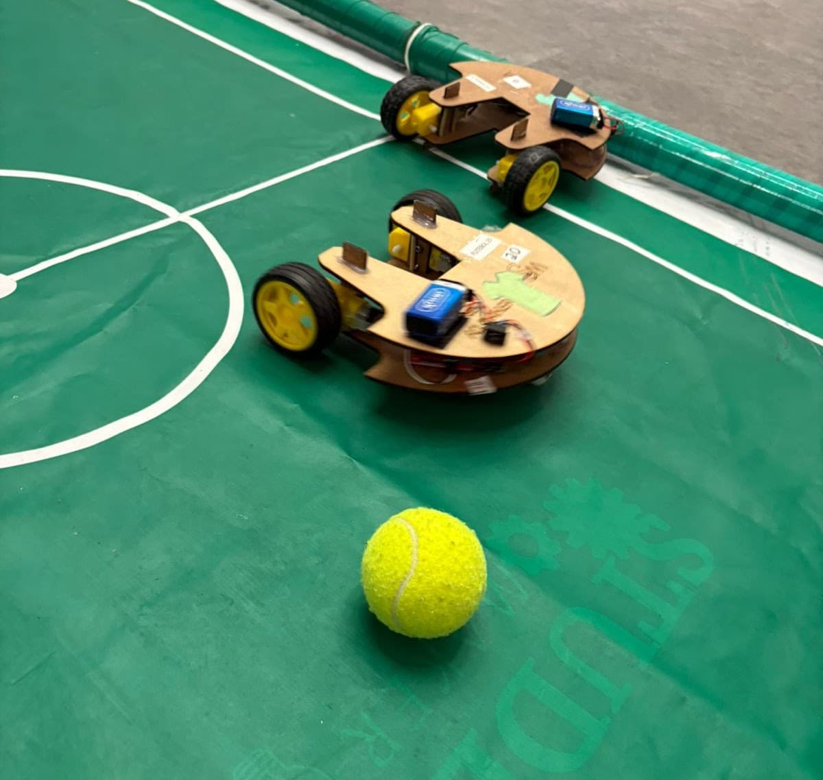 Robôs disputando o Futebol de Robô no Torneio Auge de Robótica