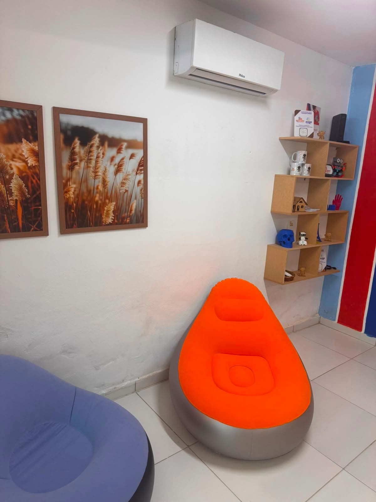 Área de descanso do Clube de Robótica com poltronas infláveis