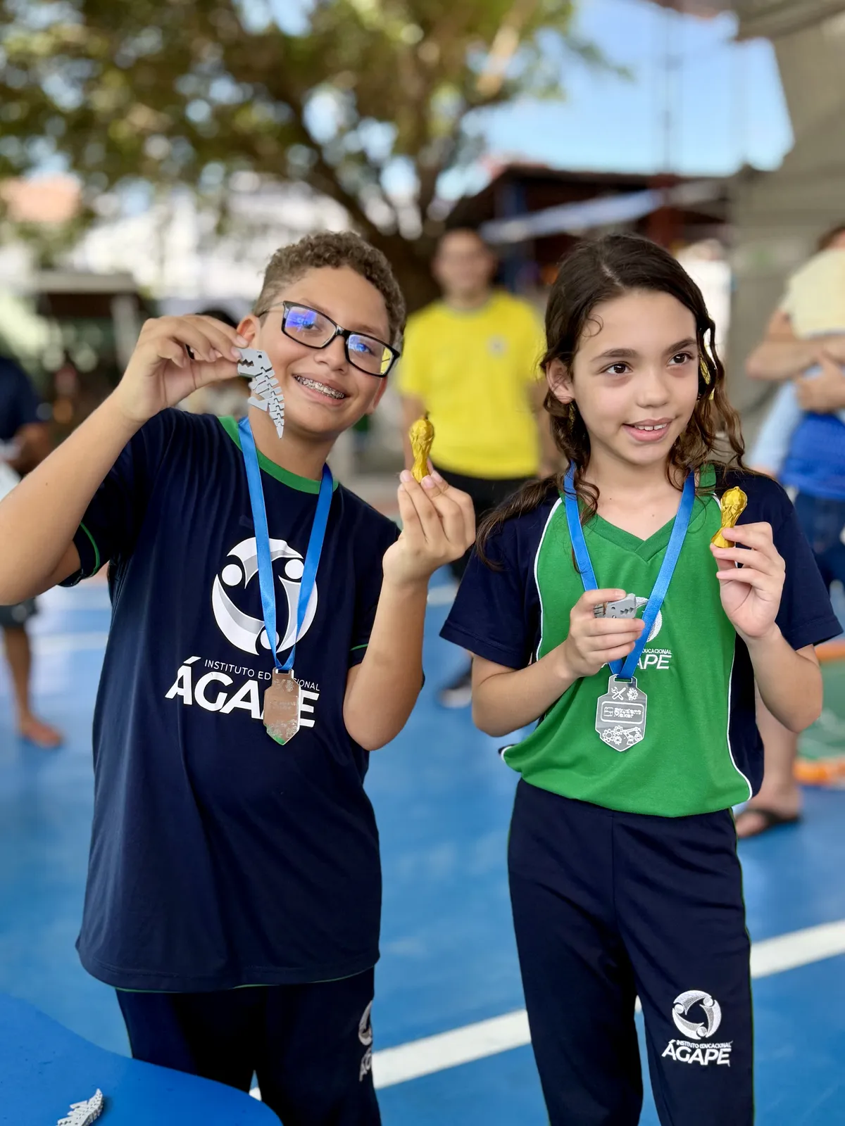 Alunos premiados exibindo as medalhas do torneio