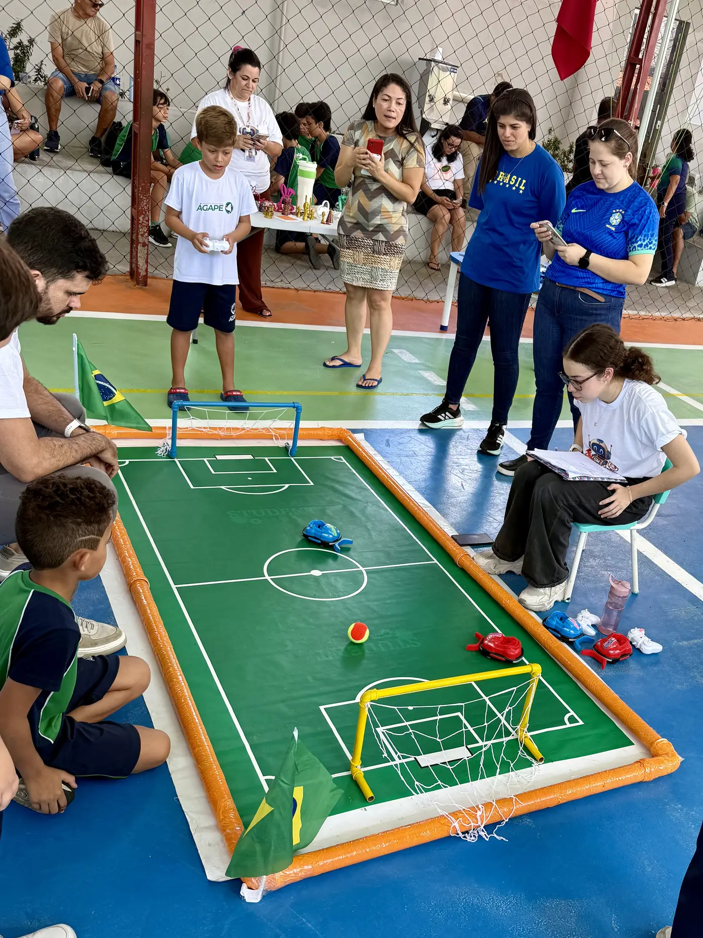 Torneio de futebol de robôs da Student Maker em escola parceira