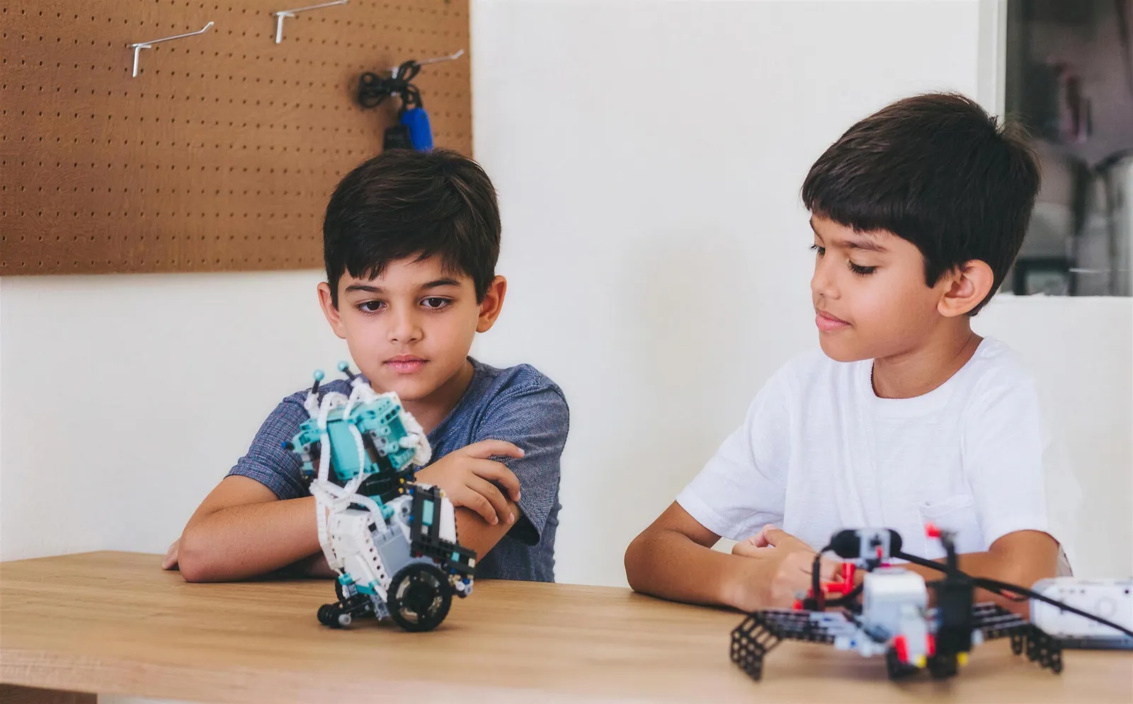 Alunos comparando os robôs que construíram em aula