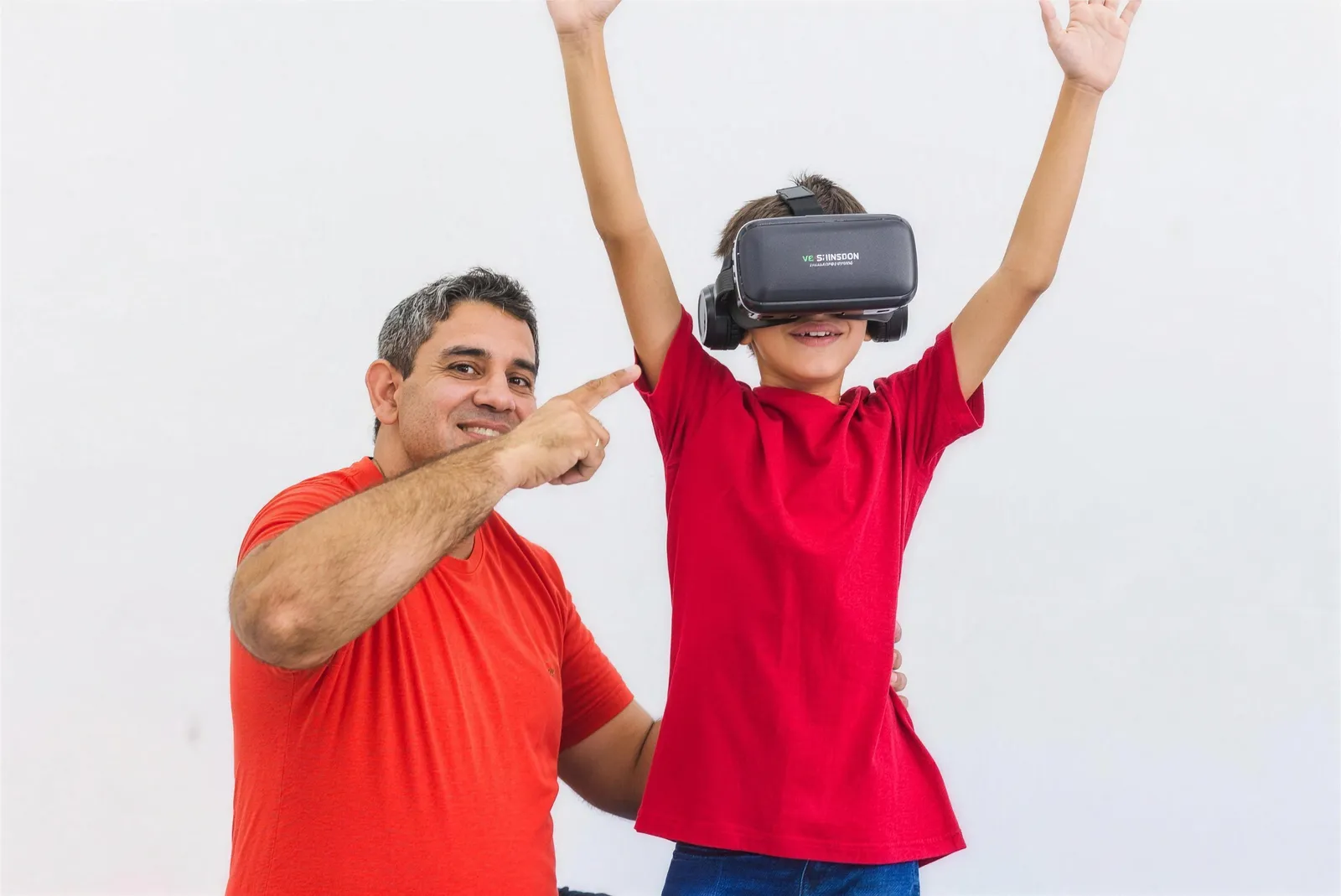 Aluno comemorando a experiência de realidade virtual na Student Maker
