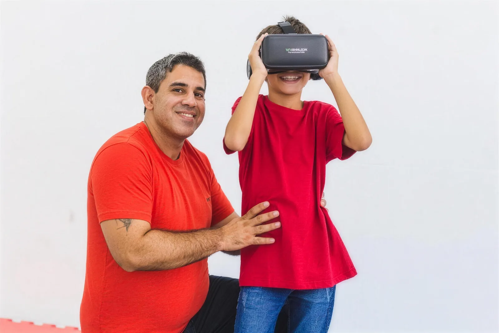 Instrutor acompanhando aluno na atividade de realidade virtual