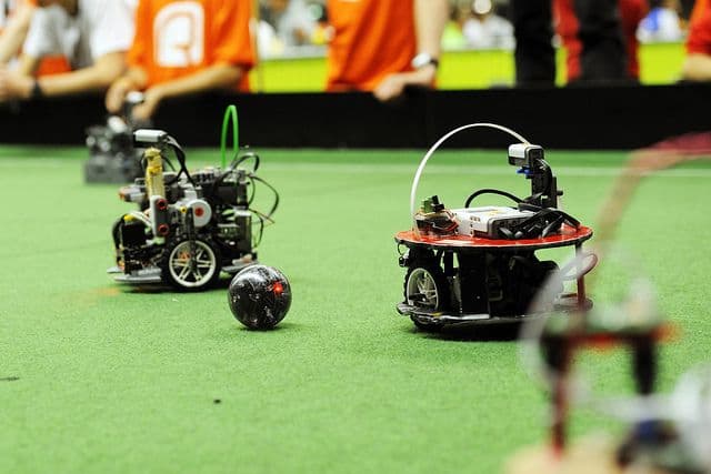 Robôs disputando o Futebol de Robô no Torneio Auge de Robótica